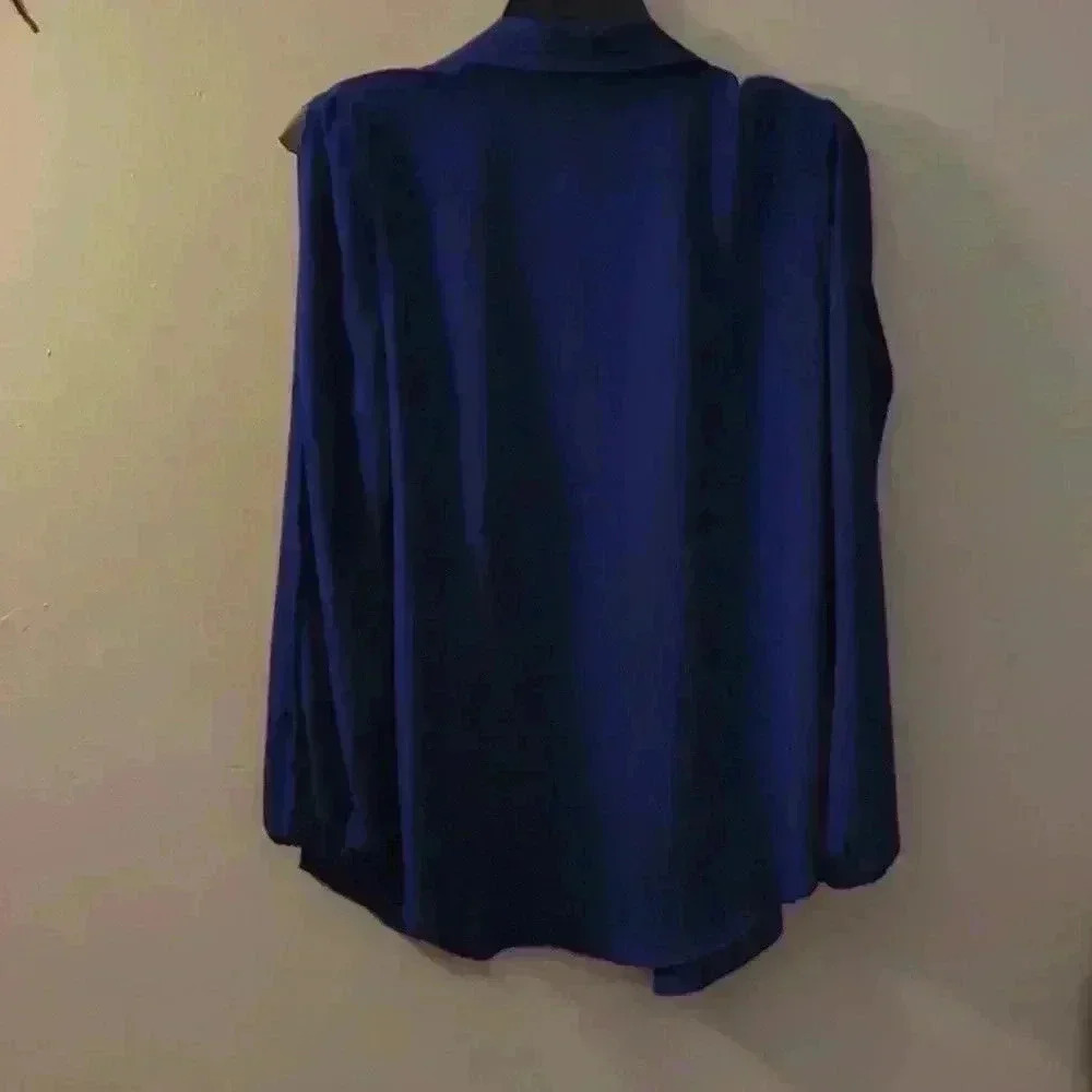 City streets, blue blouse, small - Picture 4 of 4